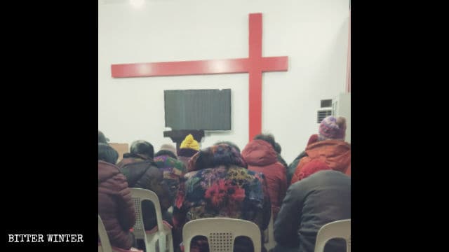Des croyants en plein rassemblement dans l’Église de maison réformée dans le comté de Neixiang.