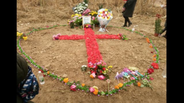 En 2018, pour rendre hommage à Mgr Fan, des fidèles ont disposé des fleurs en croix.