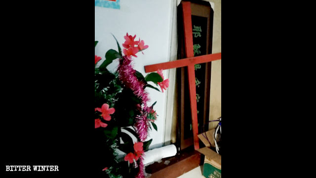 En mars, le lieu de rassemblement d’une église de maison dans la ville de Binzhou a été fermé et sa croix enlevée.