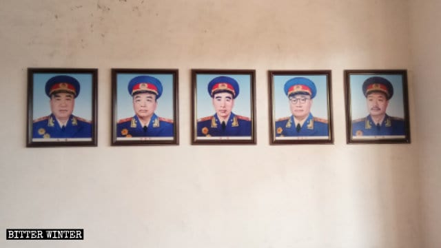 Des photos des « dix maréchaux chinois » accrochées de part et d’autre du mur.