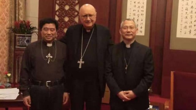 Mgr Claudio Maria Celli , avec l’évêque Vincent Zhan Silu et Mgr Guo Xijin, au Diaoyutai State Guesthouse à Beijing
