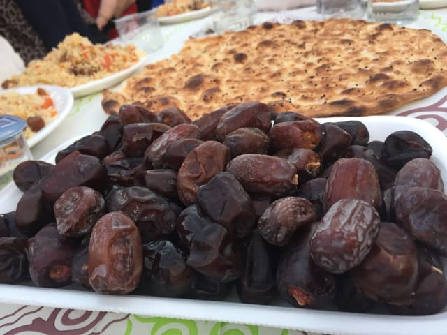Dattes, galettes de pain naan et plats du polo traditionnel ouïghour pour rompre le jeûne.