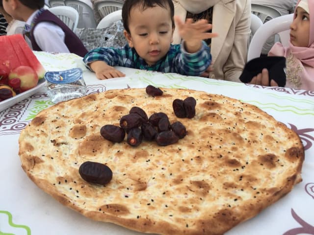 En attendant le début d’Iftar, les enfants peuvent à peine contenir leur enthousiasme.