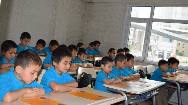 Des enfants ouïghours, pour la plupart « orphelins », étudient leur propre langue à Istanbul.