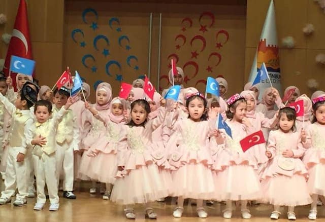 Des enfants ouïghours, dont beaucoup sont « orphelins », lors d’une fête du Ramadan à Istanbul.
