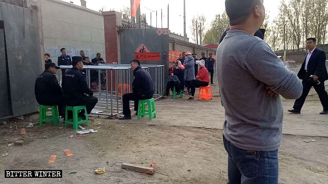 La police a érigé des grilles de fer devant l’entrée du temple Gulingshan, interdisant aux croyants d’y organiser des activités religieuses.
