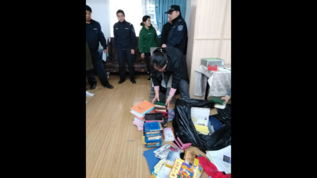 Les bibles et d’autres livres confisqués par la police.