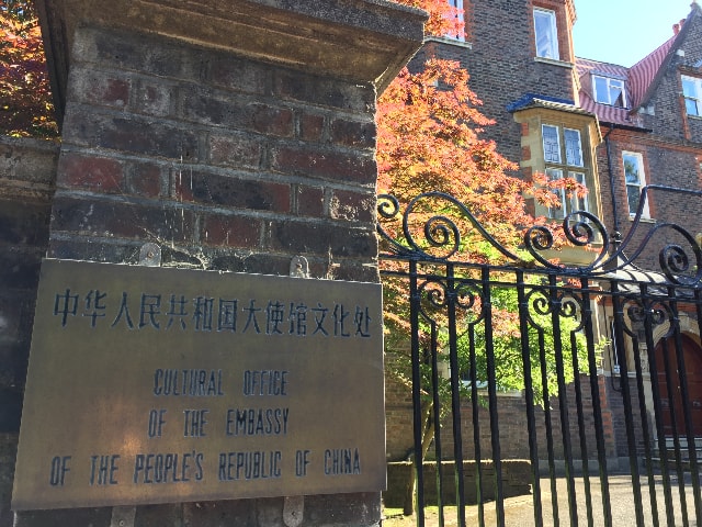 Les portes du Service culturel de l’Ambassade de Chine restent closes pendant les manifestations