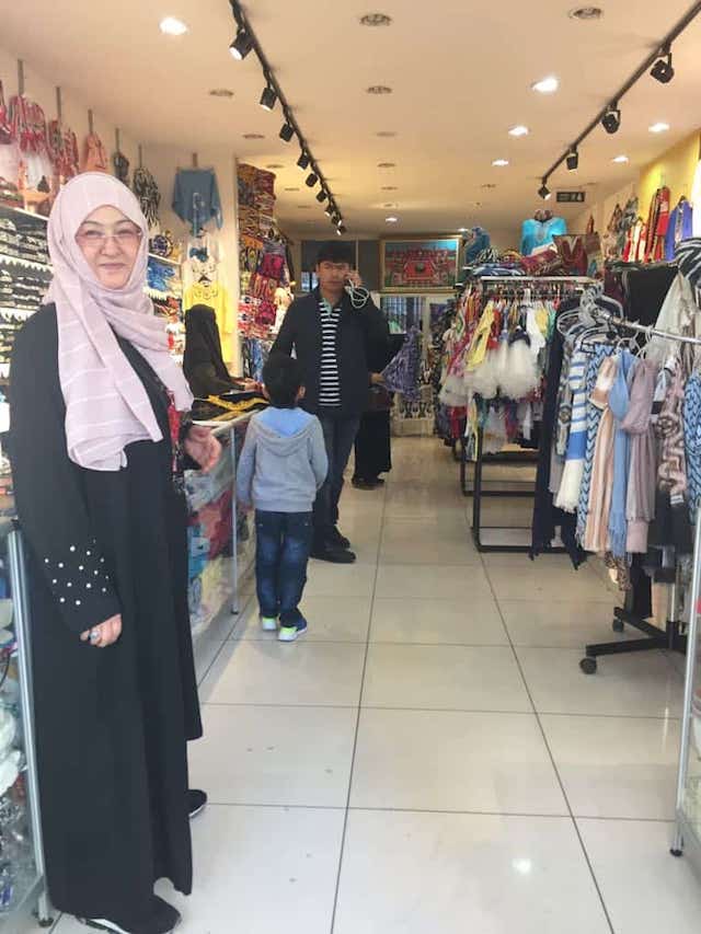 Mehrigul, elle-même « veuve », gère un magasin à Zeytinburnu tenu par des Ouïghours pour soutenir les « orphelins » et les « veuves » de la communauté.