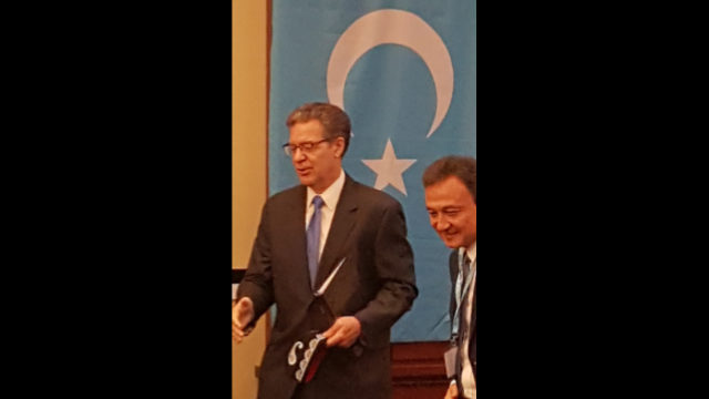Sam Browback, l’ambassadeur itinérant du département d’État américain pour la liberté religieuse dans le monde (à gauche), et M. Dolkun Isa, président du Congrès mondial ouïghour.
