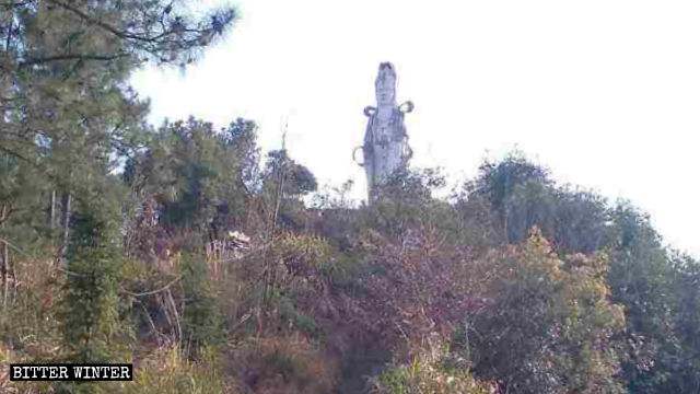 La statue de Guanyin de Taizhou avant sa démolition.