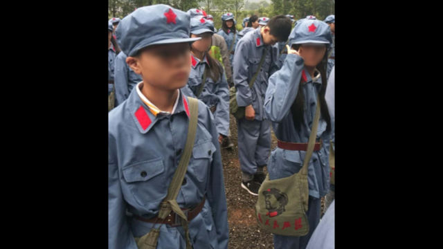 Lors de ces visites guidées dans la ville-comté de Jinggangshan, les élèves portaient des cartables sur lesquels était imprimé un portrait de Mao Zedong.