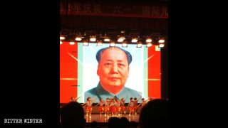 Des enfants prestant devant le portrait de Mao Zedong lors d’un spectacle « rouge ».