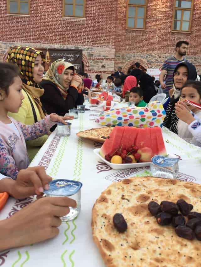 Des femmes et des enfants ouïghours, dont beaucoup sont veuves et orphelins, lors de la célébration.