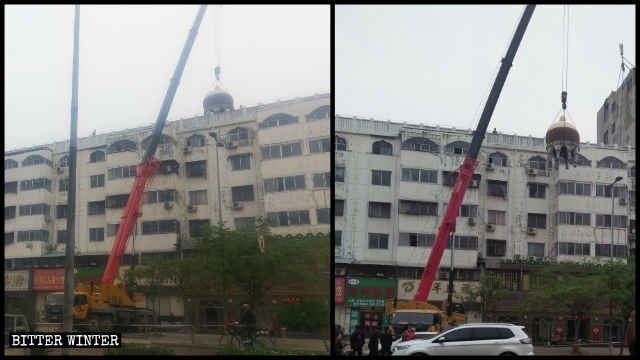Une grue démantèle une structure islamique ronde au sommet d’un bâtiment.