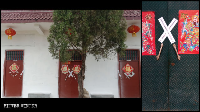 Les portes du temple ont été scellées et barricadées avec du ruban adhésif et le mur a été peint en blanc.