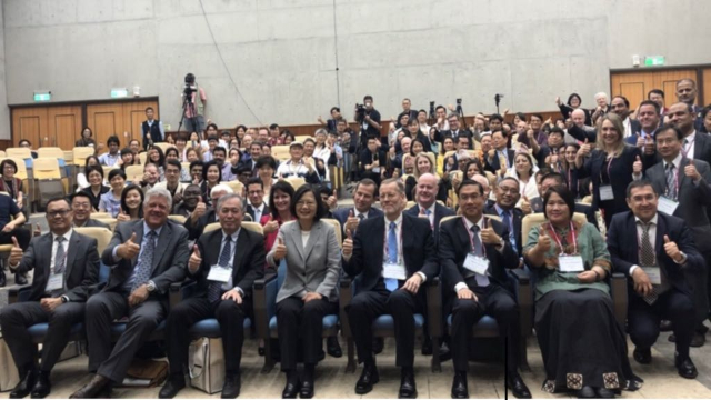 Le président Tsai et les participants à la conférence