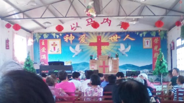 La scène pour les réunions devant l’église de Tongxintang dans le village de Chenlou a été réaménagée (fournie par une source interne).