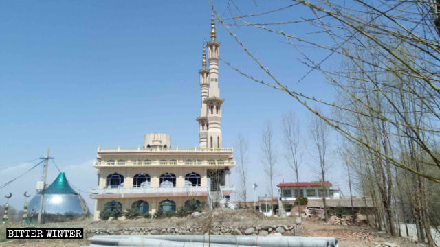 Démantèlement du dôme de la mosquée de Shenjiaping dans la préfecture autonome de Linxia Hui dans la province de Gansu.