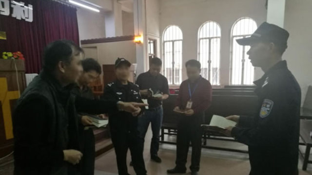 Des agents de police et du Bureau des affaires religieuses inspectent les lieux de culte.