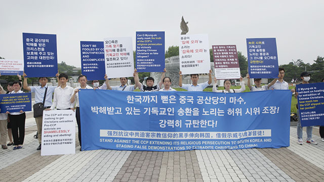 Des membres de l'EDTP dénoncent, en silence, la persécution du PCC.