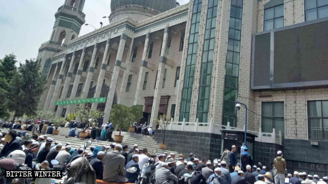 Des musulmans pratiquent la Jumu’ah (la prière du vendredi) devant la Mosquée Dongguan.