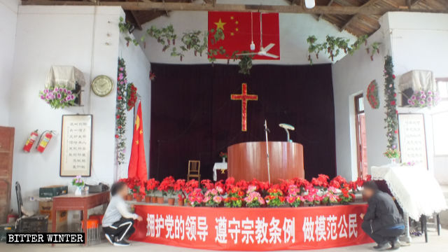 Le drapeau national chinois est accroché au sommet de la croix à l’intérieur de l’église du Xinzhuang.