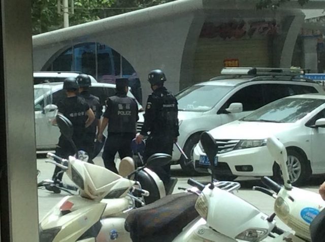 La police patrouille dans les rues d’Urumqi.