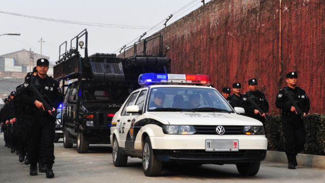 La police patrouille devant une prison provinciale du Henan
