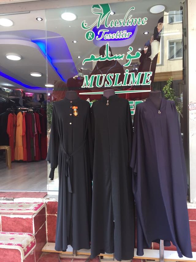 Magasin ouïghour d’habits pour femmes qui vend des vêtements qui sont maintenant interdits dans leur pays d’origine. Mais ici, elles sont libres de choisir ce qu’elles veulent porter.