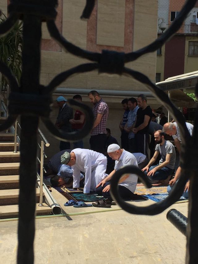 Des Ouïghours lors de la prière du vendredi à Zeytinburnu, une banlieue d’Istanbul. Remarquez la « dopa » brodée, ou le kufi typiquement ouïghour, que porte l’homme ouïghour sur la première rangée à gauche. Ici, ils sont libres de prier tandis qu’au pays, leurs frères ont interdiction d’aller à la mosquée et bon nombre d’entre eux ont été internés pour s’y être rendus.