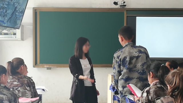 Un enseignant recruté dans le Xinjiang dispensant un cours.