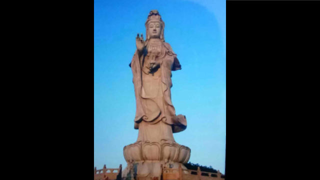 Vue initiale de la statue de Guanyin construite au temple de Mingshan