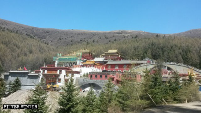 Vue panoramique du temple Jixiang sur le mont Wutai.