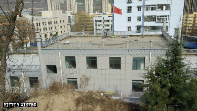 Un drapeau chinois a remplacé le dôme bleu sur le toit de la mosquée pour femmes.