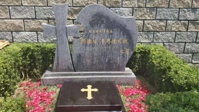 Le PCC ne l’ayant pas reconnu, il est indiqué « prêtre » et non « évêque » sur la pierre tombale de Mgr Stephen Li Side.