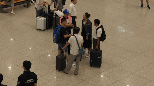 Jia Zhigang et son épouse à l’aéroport international d’Incheon pour chercher son beau-frère et son beau-père.