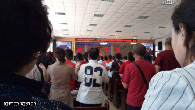 L’équipe en charge de la promotion de la sinisation du christianisme au cours d’une réunion à destination des croyants de la province du Liaoning.
