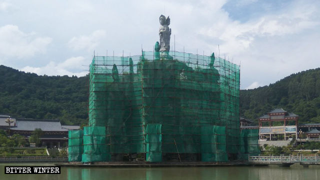 L’île Guanyin recouverte d’un filet de sécurité vert.