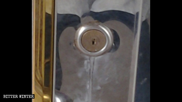 Le cylindre de serrure d’un lieu de rassemblement bouché avec de la colle.
