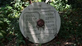 Les dix commandements gravés sur une ardoise