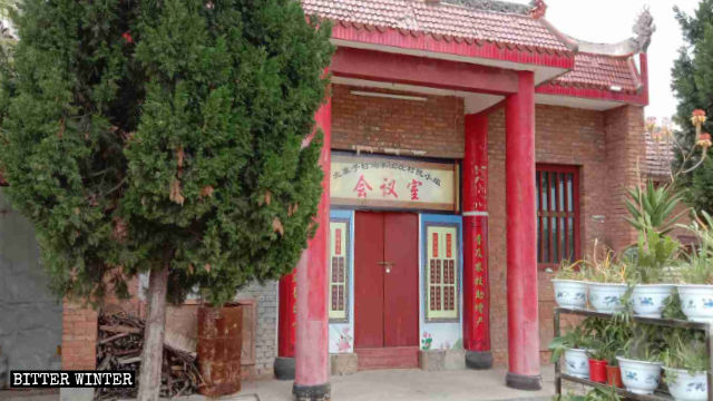 Les statues du temple de Guan Di dans le village de Beizhaizi ont été recouvertes et un panneau indiquant « Salle de réunion du groupe du village » a été installé.