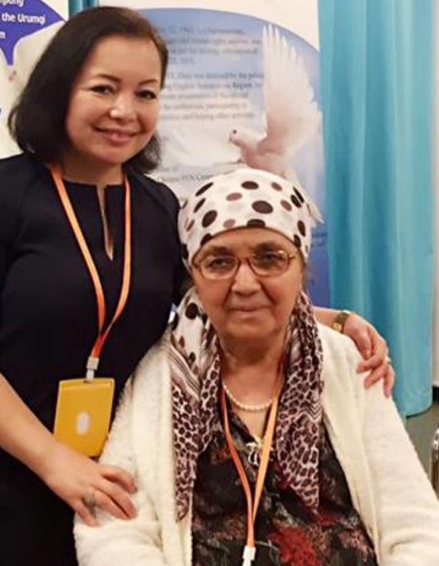 La traductrice de La Terre trempée de larmes, Rahima Mahmut, une auteure et musicienne ouïghoure en exil, avec l’auteure Söyüngül Chanisheff.