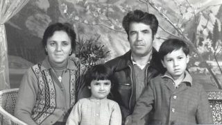 S. Chanisheff (à gauche), son mari, Latif, et leurs deux enfants, Kafiya et Azat. La photo a été prise à une époque plus heureuse de leur vie.