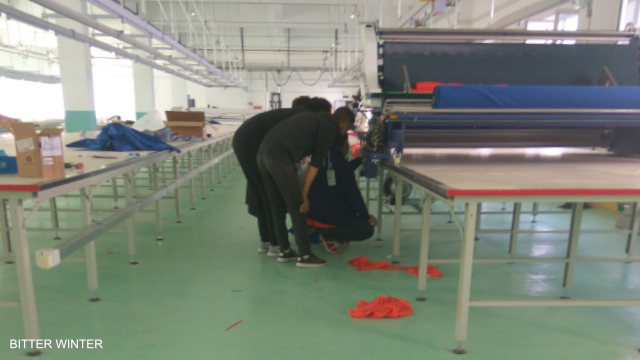 Test de machines dans l’une des usines de travail forcé mais « convenable » du camp de Yining.