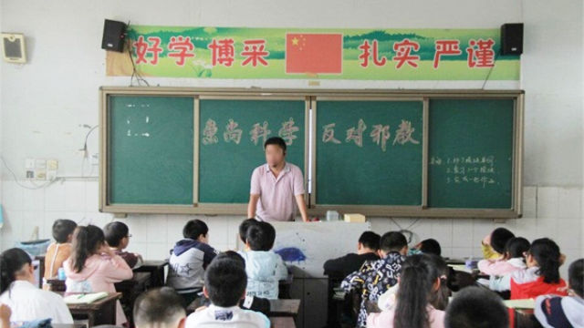 Une réunion de classe de l’école primaire sur la lutte contre les xie jiao.