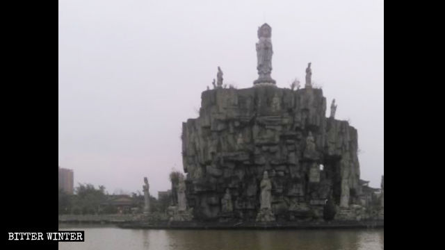L’île Guanyin du temple Wanfo dans le Fujian avant d’être recouverte sous les ordres du gouvernement.