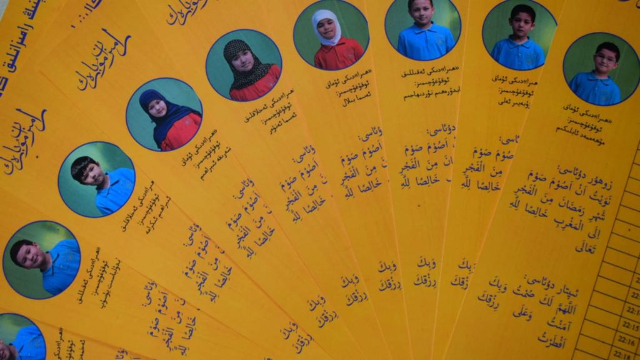 Une façon de maintenir la culture ouïghoure en vie : des calendriers du Ramadan sont distribués aux élèves de l’école