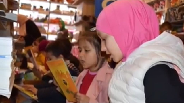 Des élèves de Hira’i visitent la librairie de Hira’i à Istanbul.