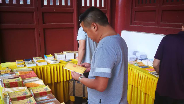 Des agents des forces de l’ordre, à la recherche de publications bouddhistes, inspectent le temple d’une localité de la province du Hubei.
